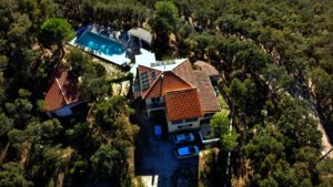 drone vue de la maison et des dépendances